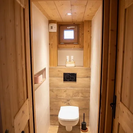 6 People Close To Courchevel